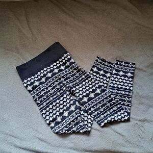 Motherhood Maternity leggings black and white snowflake design, size S/M